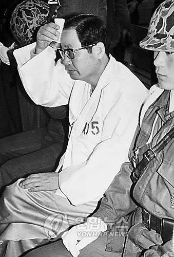 정승화 전 육군참모총장 선고 공판(서울=연합뉴스) 정승화 피고인(전 육군참모총장겸 계엄사령관)이 1980년 3월 13일 계엄보통군법회의 내란방조 피의사건 선고공판에서 이마의 땀을 닦고 있다. 재판부는 징역 10년을 선고했으나 18일 형량 확인 과정에서 7년으로 감형됐다.1980.3.13(본사자료)(2019.10.25)