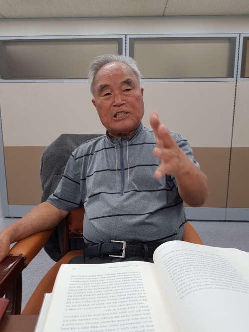 '김재규 재평가' 필요성을 강조하는 강신옥 변호사(서울=연합뉴스) 홍덕화 기자 = 10·26 사건에서 김재규 중앙정보부장을 줄곧 변호한 강신옥 변호사가 2019년 10월 1일 연합뉴스와 인터뷰하는 모습. 그는 김재규 부장이 민주화 촉진 공로로 재평가되고 명예도 회복하면 좋겠다고 말했다.(2019.10.25.)