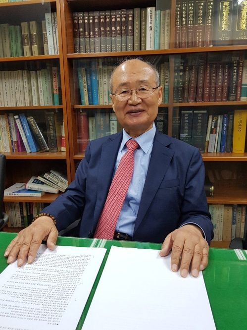 김재규의 1심(국선)·2·3심(사선) 변호 맡았던 안동일 변호사(서울=연합뉴스) 홍덕화 기자 = 안동일 변호사는 당시 군법회의재판과 관련, "법무감실에서 법정에 설치된 도청장치를 통해 재판 과정을 모니터링하면서 수시로 법무사에게 쪽지를 전달하는 등 지극히 불공정하게 이뤄졌다"고 말했다.(2019.10.25)