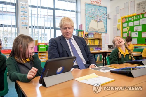 밀턴킨스의 학교를 방문한 보리스 존슨 영국 총리 [로이터=연합뉴스]
