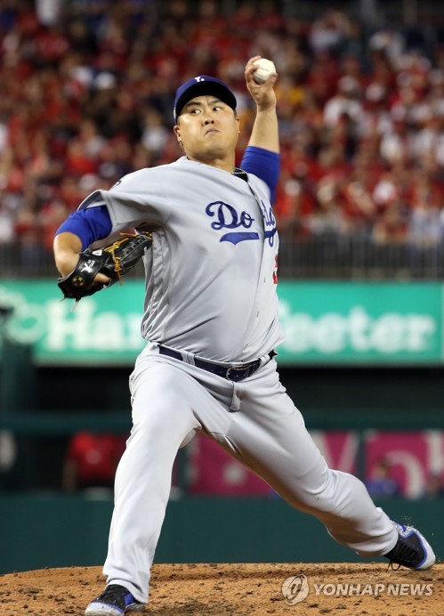 역투하는 류현진10월 6일(현지시간) 오후 워싱턴 D.C. 내셔널스파크에서 열린 미국프로야구 메이저리그(MLB) 내셔널리그 디비전시리즈 3차전 로스앤젤레스 다저스와 워싱턴 내셔널스와의 경기. 류현진이 힘차게 공을 던지고 있다. [연합뉴스 자료사진]