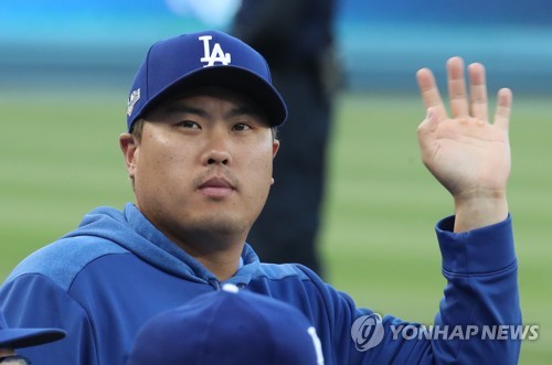 '2019 팬들을 즐겁게 했던 류현진'10월 9일(현지시간) 오후 로스앤젤레스 다저스타디움에서 열린 미국프로야구 메이저리그(MLB) 내셔널리그 디비전시리즈 5차전 워싱턴 내셔널스와의 경기에 앞서 다저스 류현진이 관중석을 향해 손을 흔들고 있다. [연합뉴스 자료사진]