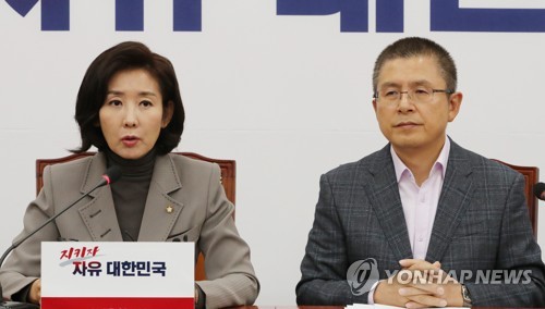 발언하는 나경원 원내대표(서울=연합뉴스) 이진욱 기자 = 자유한국당 나경원 원내대표가 17일 오전 국회에서 열린 최고위원회의에서 발언하고 있다. 2019.10.17 cityboy@yna.co.kr