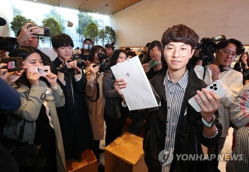 아이폰11 국내 출시, 1호 고객 송영준 씨(서울=연합뉴스) 홍해인 기자 = 25일 오전 서울 강남구 신사동 애플 가로수길 매장에서 열린 애플 아이폰11  국내 출시 행사에서 '1호 고객' 송영준 씨가 개봉한 제품을 들어보이고 있다. 2019.10.25 hihong@yna.co.kr