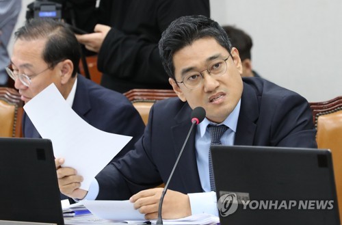 질의하는 오신환 의원(서울=연합뉴스) 이진욱 기자 = 바른미래당 오신환 의원이 25일 오후 국회에서 열린 운영위 국회사무처 국감에서 유인태 국회 사무총장에게 '불법 사·보임' 관련 질의를 하고 있다. 2019.10.25 cityboy@yna.co.kr