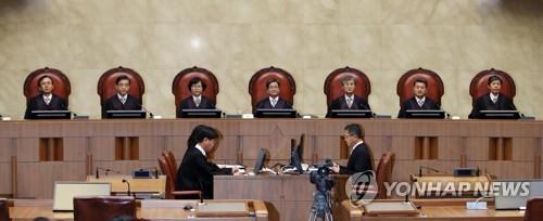 김명수 대법원장(가운데)이 2018년 10월 30일 오후 서울 서초구 대법원 대법정에서 징용 피해자들이 일본 기업을 상대로 낸 손해배상청구 소송 재상고심 판결 선고를 위한 대법원 전원합의체에 참석하고 있다. [연합뉴스 자료사진]