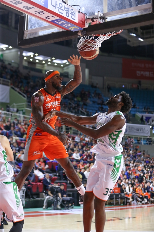 전자랜드 할로웨이의 덩크[KBL 제공]