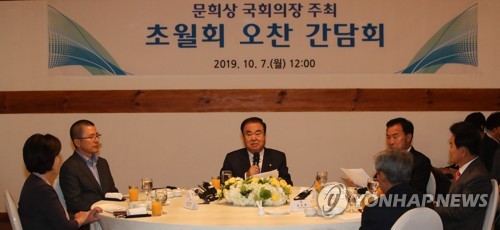 이야기하는 문희상 의장과 야4당대표(서울=연합뉴스) 하사헌 기자 = 문희상 국회의장과 야 4당 대표들이 7일 오후 국회 사랑재에서 열린 초월회 오찬 간담회에서 이야기하고 있다. 왼쪽부터 정의당 심상정, 자유한국당 황교안 대표, 문 의장, 바른미래당 손학규, 민주평화당 정동영 대표. 이날 더불어민주당 이해찬 대표는 참석하지 않았다. 2019.10.7 toadboy@yna.co.kr