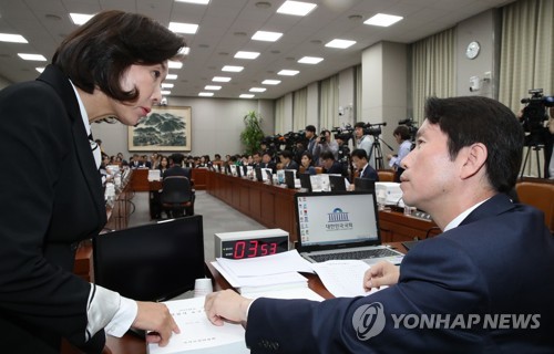 무슨 이야기?(서울=연합뉴스) 이진욱 기자 = 더불어민주당 이인영 원내대표(오른쪽)와 자유한국당 나경원 원내대표가 25일 국회에서 열린 운영위 국감에서 이야기하고 있다. 2019.10.25 cityboy@yna.co.kr