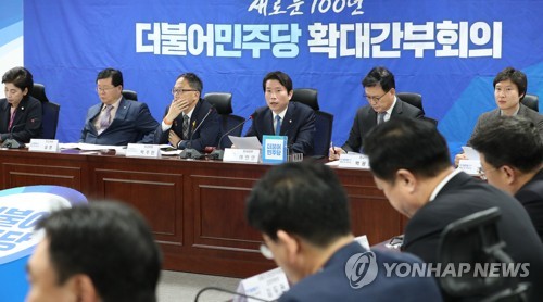 발언하는 이인영 원내대표(서울=연합뉴스) 이진욱 기자 = 더불어민주당 이인영 원내대표가 25일 국회에서 열린 확대간부회의에서 발언하고 있다. 2019.10.25 cityboy@yna.co.kr