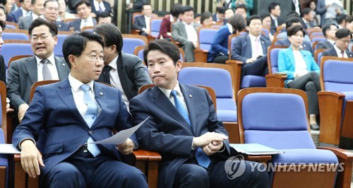 의총에서 대화하는 이인영-조정식(서울=연합뉴스) 김주형 기자 = 25일 오후 국회에서 열린 더불어민주당 의원총회에서 이인영 원내대표(왼쪽 두번째)와 조정식 정책위의장이 대화하고 있다. 2019.10.25 kjhpress@yna.co.kr