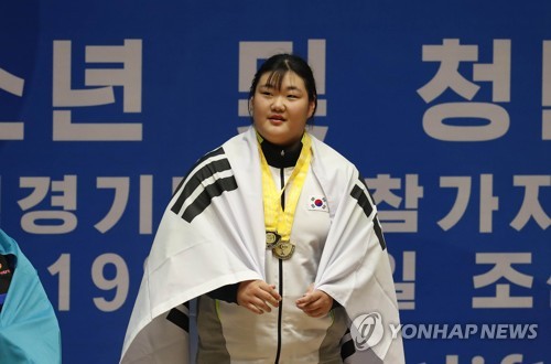 세계신기록 수립한 박혜정(평양=연합뉴스) 2019 아시아 유소년·주니어 역도선수권 대회가 열리고 있는 평양 청춘가역도전용경기장에서 유소년 여자 +81㎏급에 출전해 인상, 용상, 합계 1위를 기록한 박혜정(선부중)이 27일 오후 시상대에서 미소짓고 있다. 
이날 박 선수는 인상 110㎏, 용상 145㎏, 합계 255㎏을 들어 올리며 전 부문 세계신기록을 수립했다. 2019.10.27 [사진공동취재단] photo@yna.co.kr