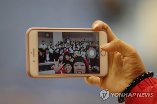 다 함께 '셀피'(평양=연합뉴스) 2019 아시아 유소년·주니어 역도선수권 대회 폐막식이 열린 27일 평양 청춘가역도전용경기장에서 대만 선수단(앞쪽)이 한국 선수단(뒤쪽)을 찾아와 `셀카'로 단체 사진을 찍고 있다. 2019.10.27 [사진공동취재단] photo@yna.co.kr