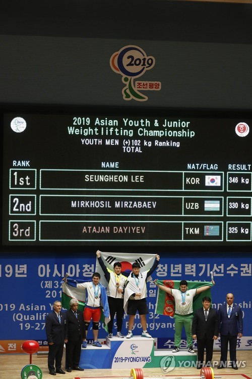 평양에 펼쳐진 태극기(평양=연합뉴스) 2019 아시아 유소년·주니어 역도선수권 대회가 열리고 있는 평양 청춘가역도전용경기장에서 27일 오후 유소년 남자 +102㎏급에 출전해 인상 2위, 용상과 합계 1위를 기록한 이승헌(전남체고, 1등 단상 왼쪽)이 용상 2위를 기록한 이승훈(서울체고)과 시상식에서 태극기를 펼치고 있다. 2019.10.27 [사진공동취재단] photo@yna.co.kr
