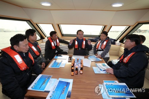 울산 자치단체장들 울산항 순시2018년 11월 울산시장과 구군 자치단체장, 해운. 항만 기관장 등이 울산 해오름호에 승선해 울산항 현황에 대한 설명을 듣고 있다. 단체장들은 이날 울산신항(북항·남항), 본항을 둘러보며 동북아 오일허브 및 항만 배후단지 추진 등을 점검했다. 
[울산시 제공.재판매 및 DB 금지]