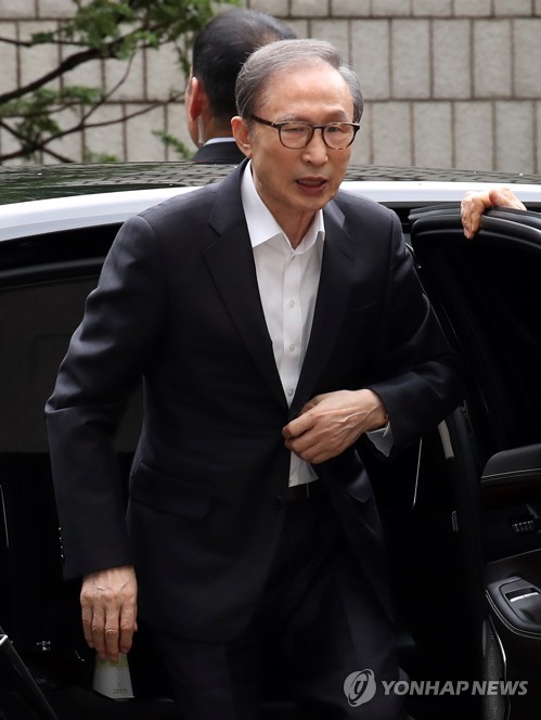 차에서 내리는 MB(서울=연합뉴스) 임헌정 기자 = 이명박 전 대통령이 4일 오후 서울 서초구 서울중앙지법에서 열린 공판에 출석하며 차에서 내리고 있다. 2019.9.4 kane@yna.co.kr