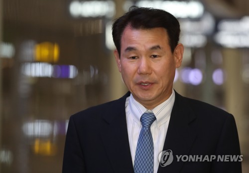 답변하는 정은보 방위비분담협상 대사(영종도=연합뉴스) 서명곤 기자 = 정은보 한미 방위비분담협상 대사가 22일 오후 미국 호놀룰루에서 개최되는 방위비 분담금 특별협정(SMA) 체결을 위한 제2차 회의에 참석하기 위해 인천국제공항을 통해 출국하고 있다. 2019.10.22 seephoto@yna.co.kr