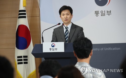 브리핑 하는 이상민 통일부 대변인(서울=연합뉴스) 김승두 기자 = 이상민 통일부 대변인이 지난 25일 정부서울청사에서 열린 브리핑에서 북한이 이날 통지문을 보내 금강산 남측 시설 철거 관련 협의를 통보한 데 대해 "달라진 환경을 충분히 검토하며 금강산 관광의 창의적 해법을 마련해 나갈 것"이라는 입장을 밝혔다. kimsdoo@yna.co.kr