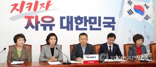 최고위원회의 주재하는 황교안(서울=연합뉴스) 김주형 기자 = 자유한국당 황교안 대표(가운데)가 28일 오전 국회에서 열린 최고위원회의에서 발언하고 있다. 2019.10.28 kjhpress@yna.co.kr