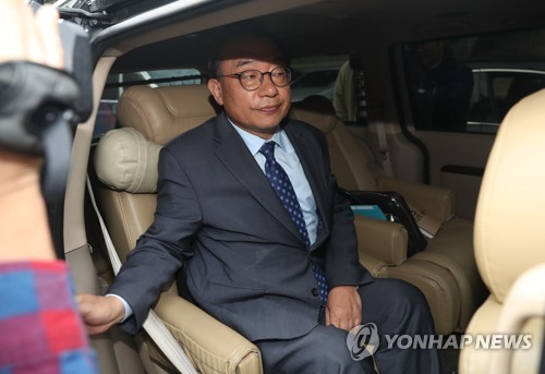 '세월호 보도개입 혐의' 이정현, 2심서 벌금형 감형(서울=연합뉴스) 신준희 기자 = KBS의 세월호 보도에 개입한 혐의로 1심에서 징역형의 집행유예를 선고받은 이정현 무소속 의원이 28일 오후 2심 선고를 받고 서초동 서울중앙지법을 나서고 있다.
    법원은 2심에서 이 의원에게 벌금 1천만원을 선고했다. 2019.10.28 hama@yna.co.kr