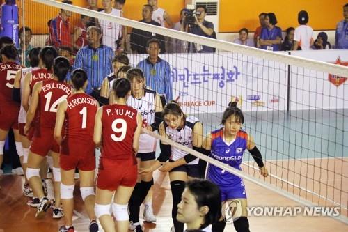인도네시아에서 열린 배구 남북한 경기  올해 6월 25일 인도네시아 국가체육위원회(KONI)가 개최한 '아시안피스컵' 남북한 경기에서 경기도 수원시청 소속 배구팀(흰색 상의)과 북한 4·25체육단 소속 배구팀이 경기를 마친 뒤 서로 인사하고 있다. [연합뉴스 자료사진]