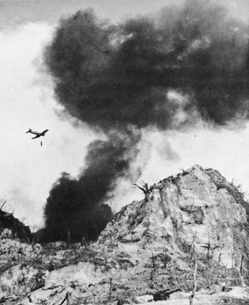 펠렐리우 일본군 근거지에 네이팜탄을 투하하는 미군 콜세어 전투기 (열린책들 제공