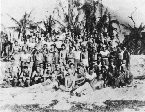 펠렐리우 전투 후 살아남은 유진 슬레지의 중대 동료들 (열린책들 제공)