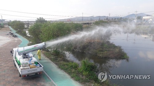 안성 조류인플루엔자 방역(안성=연합뉴스) 야생조류인플루엔자(AI) 바이러스가 검출된 경기도 안성시 일죽면 청미천에서 27일 오후 관계자들이 방역 작업을 하고 있다. 2019.10.27 [안성시 제공. 재판매 및 DB 금지]