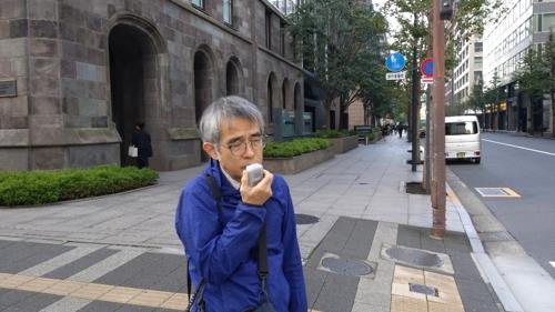 '일본제철 구(舊) 징용공 재판을 지원하는 모임' 사무국장인 야마모토 나오요시 씨가 30일 일본제철 본사 앞에서 한국대법원의 징용 배상 판결 취지를 설명하면서 판결 이행을 촉구하는 선전전을 하고 있다.