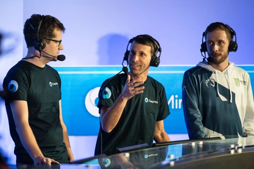 논문 공동교신저자인 데이비드 실버 박사(가운데) [딥마인드 제공]