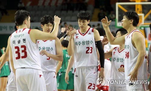 오리온 승리(원주=연합뉴스) 이상학 기자 = 23일 오후 강원 원주종합체육관에서 열린 프로농구 고양 오리온 선수들이 원주 DB와 경기에서 승리한 뒤 기뻐하고 있다. 2019.10.23 hak@yna.co.kr