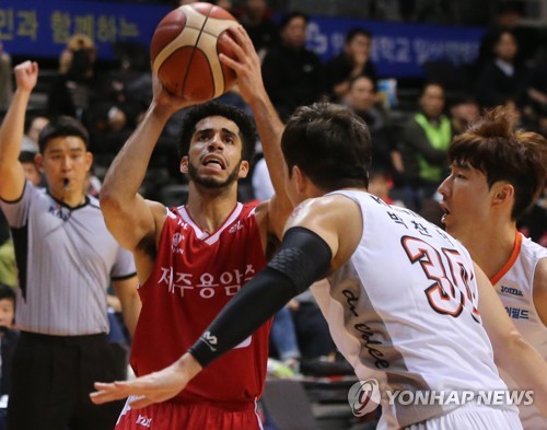 슛하는 조던 하워드(고양=연합뉴스) 김병만 기자 = 29일 고양체육관에서 열린 프로농구 고양오리온-인천전자랜드 경기. 1쿼터 고양오리온 조던 하워드가 슛하고 있다. 2019.10.29 kimb01@yna.co.kr