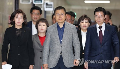 최고위원-중진의원 연석회의에 참석하는 황교안(서울=연합뉴스) 하사헌 기자 = 자유한국당 황교안 대표와 나경원 원내대표, 최고위원들이 30일 오전 국회에서 열린 최고위원-중진의원 연석회의에 참석하고 있다. toadboy@yna.co.kr