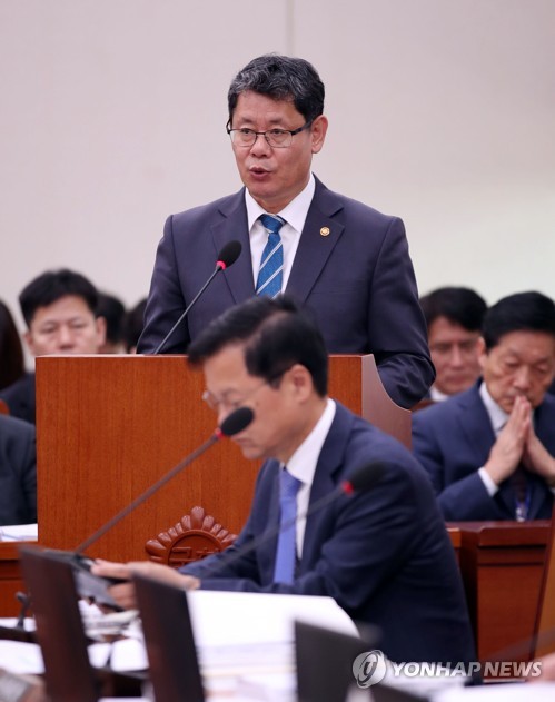 현안 보고하는 김연철 장관(서울=연합뉴스) 김인철 기자 = 김연철 통일부 장관이 30일 오후 국회에서 열린 외교통일위원회 전체회의에서 현안보고를 하고 있다. 2019.10.30 yatoya@yna.co.kr
