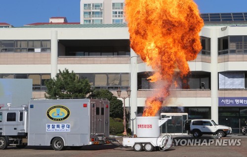 방폭 트레일러로 폭발물 처리(부산=연합뉴스) 차근호 기자 = 한·아세안 특별정상회의를 앞두고 30일 오후 부산 해운대구 수영만 요트경기장에서 열린 '경찰 경호경비단 발대식'에서 경찰특공대가 방폭 트레일러를 활용한 폭발물 처리 시범을 보이고 있다. 2019.10.30 ready@yna.co.kr