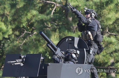 드론 테러 잡는 재밍건 발사(부산=연합뉴스) 차근호 기자 = 한·아세안 특별정상회의를 앞두고 30일 오후 부산 해운대구 수영만 요트경기장에서 열린 '경찰 경호경비단 발대식'에서 경찰특공대가 테러에 쓰인 드론을 잡기 위해 전파교란 장비인 재밍건을 발사하고 있다. 2019.10.30 ready@yna.co.kr