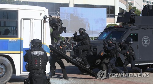 순식간에 버스로 침투하는 경찰특공대(부산=연합뉴스) 차근호 기자 = 한·아세안 특별정상회의를 앞두고 30일 오후 부산 해운대구 수영만 요트경기장에서 열린 '경찰 경호경비단 발대식'에서 경찰특공대가 테러범 피랍된 인질들을 구하기 위해 버스 내부로 침투하는 시범을 보이고 있다. 2019.10.30 ready@yna.co.kr