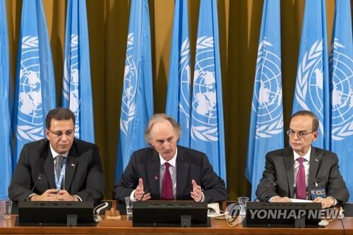 왼쪽부터 아흐마드 쿠즈바리, 예이르 페데르센, 하디 알바흐라[EPA=연합뉴스]