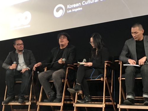 할리우드에 온 봉준호(로스앤젤레스=연합뉴스) 옥철 특파원 = 영화 '기생충'의 봉준호(왼쪽에서 두 번째) 감독이 30일 저녁(현지시간) 미국 로스앤젤레스 할리우드 이집션 시어터에서 열린 시사회에서 질의에 답하고 있다. 2019.10.31 oakchul@yna.co.kr