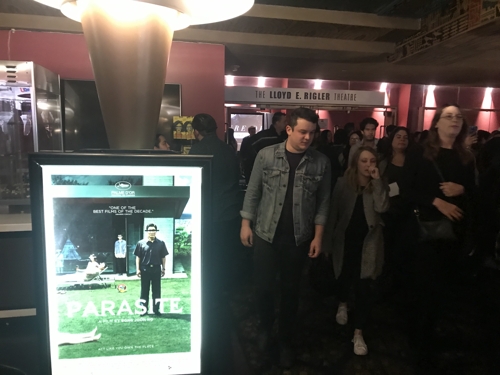 '기생충'에 열광한 할리우드 미디어·비평가들(로스앤젤레스=연합뉴스) 옥철 특파원 = 30일(현지시간) 미국 캘리포니아주 로스앤젤레스 할리우드 이집션 시어터에서 열린 영화 '기생충' 시사회에 현지 미디어, 비평가, 영화인이 운집했다. 2019.10.31 oakchul@yna.co.kr