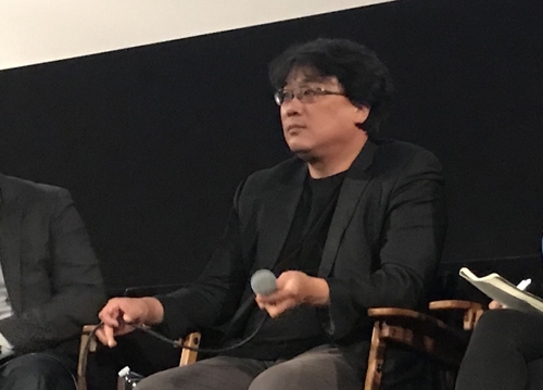 할리우드 시사회장의 봉준호 감독(로스앤젤레스=연합뉴스) 옥철 특파원 = 영화 '기생충'의 봉준호 감독이 30일 저녁(현지시간) 미국 로스앤젤레스 할리우드 이집션 시어터에서 열린 시사회에서 질의에 답하고 있다. 2019.10.31 oakchul@yna.co.kr