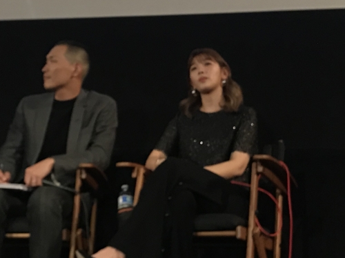 '기생충' 기정 역의 박소담 (로스앤젤레스=연합뉴스) 옥철 특파원 = 영화 '기생충'의 기정 역 배우 박소담(오른쪽)이 30일 저녁(현지시간) 미국 로스앤젤레스 할리우드 이집션 시어터에서 열린 시사회에서 질의에 답하고 있다. 2019.10.31 oakchul@yna.co.kr