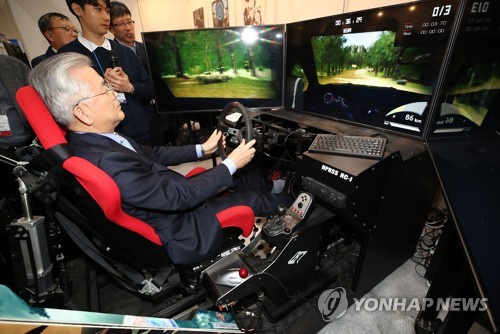 레이싱 게임 체험하는 김용삼 차관(서울=연합뉴스) 이재희 기자 = 29일 오전 서울 강남구 코엑스에서 열린 '2019 글로벌 게임 챌린지'(GGC)의 한국IT직업전문학교 부스를 찾은 김용삼 문화체육관광부 1차관이 레이싱 게임을 체험하고 있다. 2019.10.29 scape@yna.co.kr