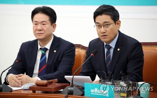 발언하는 오신환 원내대표(서울=연합뉴스) 김인철 기자 = 바른미래당 오신환 원내대표(오른쪽)가 31일 오전 국회에서 열린 원내정책회의에서 발언하고 있다. yatoya@yna.co.kr