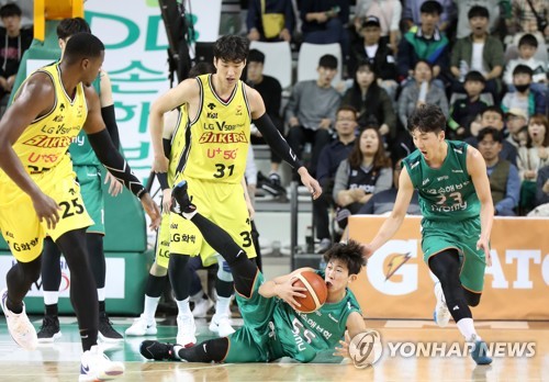 포기란 없다(원주=연합뉴스) 양지웅 기자 = 31일 오후 강원 원주종합체육관에서 열린 2019∼2020 프로농구 원주 DB 프로미와 창원 LG 세이커스의 경기. DB 원종훈이 넘어지면서 볼을 지키고 있다. 2019.10.31 yangdoo@yna.co.kr