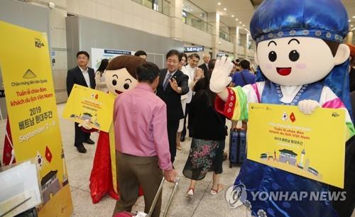 인천공항서 '베트남 환대주간' 행사 (영종도=연합뉴스) 김주성 기자 = 일본의 경제 보복 등 외부환경 변화에 따른 하반기 관광수요 감소가 우려되는 가운데 9월 2일인천국제공항에서 '베트남 환대주간' 행사의 하나로 열린 공항 환영 행사.