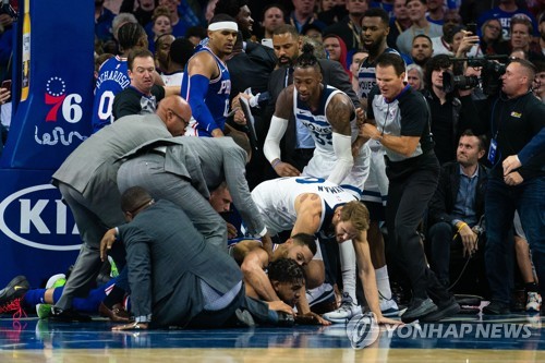 NBA 코트에서 난투극10월 31일(한국시간) 열린 미국프로농구 필라델피아-미네소타 경기 도중 난투극이 일어나 선수와 팀 관계자가 엉켜 넘어져 있다.[USA TODAY Sports 연합뉴스 자료사진]