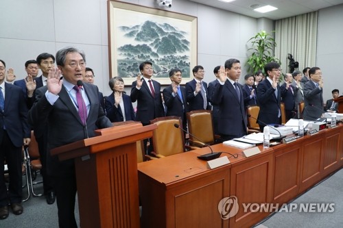 선서하는 노영민 대통령 비서실장(서울=연합뉴스) 김주형 기자 = 1일 오전 열린 국회 운영위원회의 대통령비서실, 국가안보실, 대통령 경호처 등의 국정감사에서 노영민 대통령 비서실장이 선서하고 있다. kjhpress@yna.co.kr