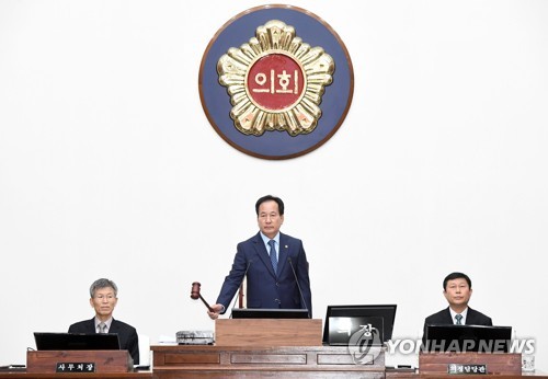 울산시의장 정례회 개회 선언(울산=연합뉴스) 1일 울산시의회에서 48일간 일정으로 열리는 제209회 제2차 정례회에서 황세영 시의장(가운데)이 의사봉을 두드리며 개회 선언을 하고 있다. 2019.11.1 [울산시의회 제공.재판매 및 DB 금지] young@yna.co.kr