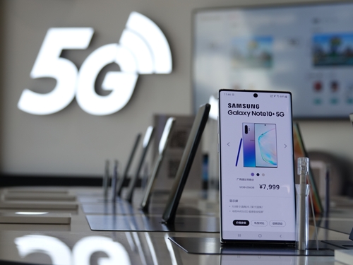 삼성전자 상하이 플래그십 매장 전시된 스마트폰(상하이=연합뉴스) 차대운 특파원 = 중국 상하이 최대 번화가인 난징둥루(南京東路)에 새로 들어선 삼성전자 플래그십 매장에 갤럭시노트10플러스 5G 제품이 전시되어 있다. cha@yna.co.kr